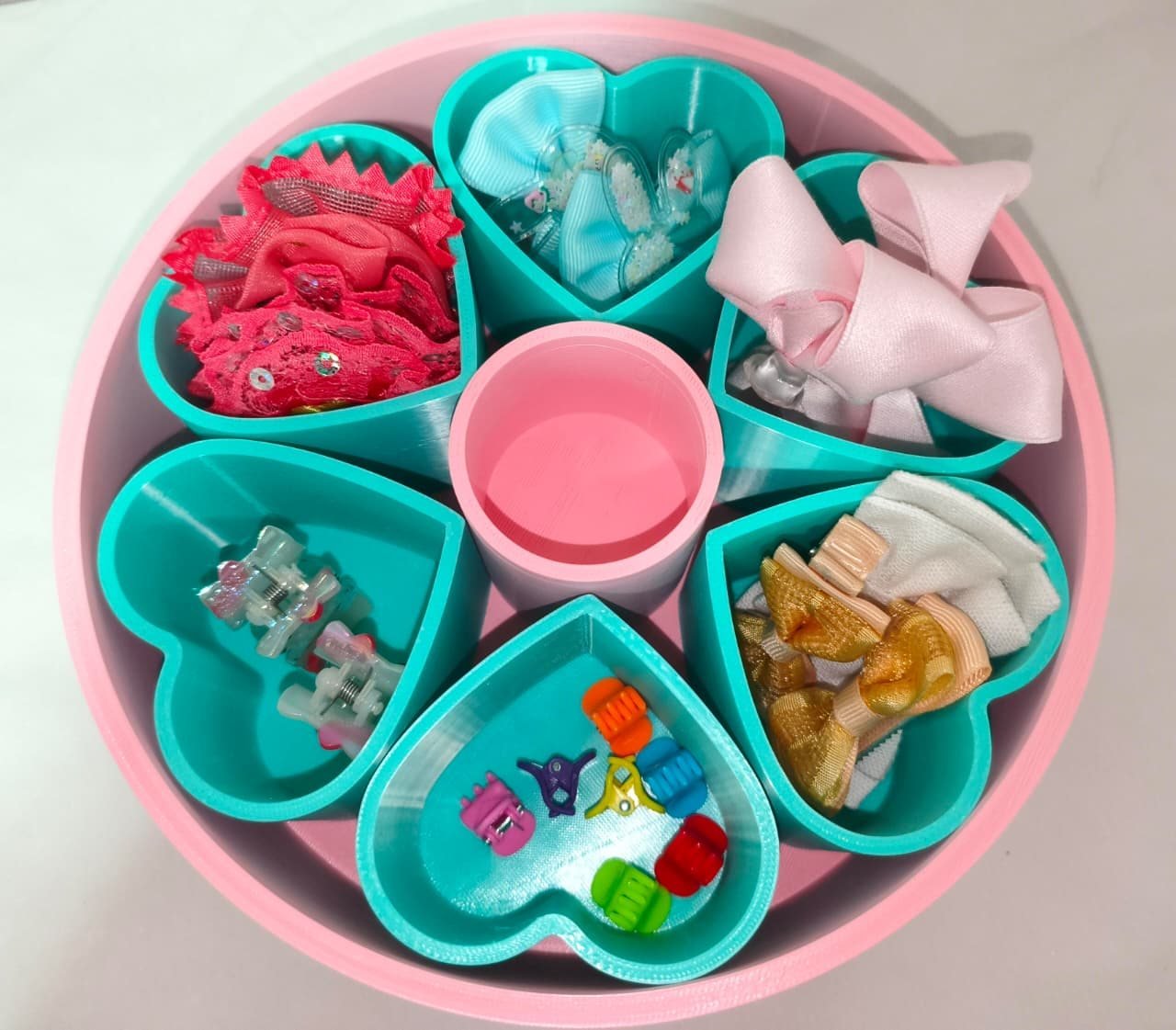 Organizador redondo com compartimentos em formato de coração para laços e acessórios de cabelo